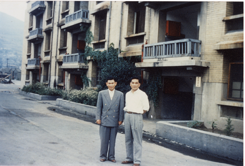 1950년대 충무동 교사(校舍) 앞 윤인구 총장