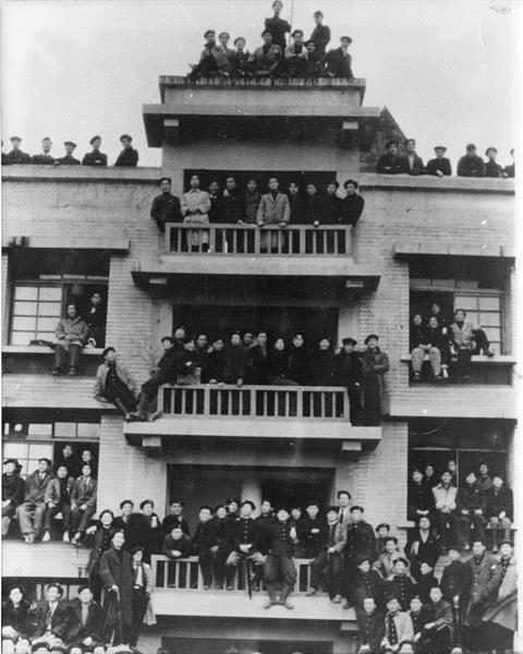 1950년대 충무동 교사(校舍) 단체사진