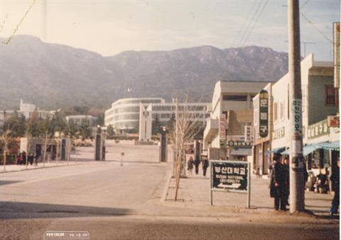 1979년 12월 학교 정문.jpg